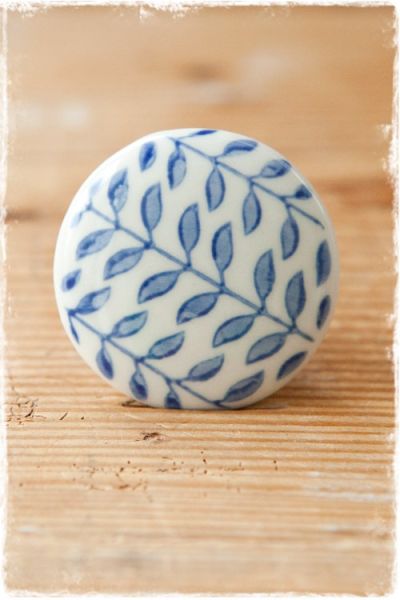 porseleinen deurknopje wit Delfts blauw takjes met blaadjes 4cm