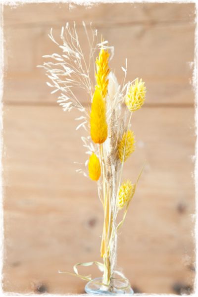 minibosje droogbloemen geel met creme kleuren