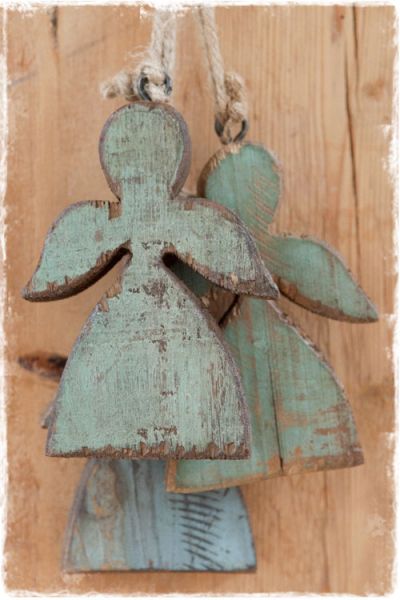 Engeltjes van sloophout blauw groene tinten aan jute koordje 13cm hoog