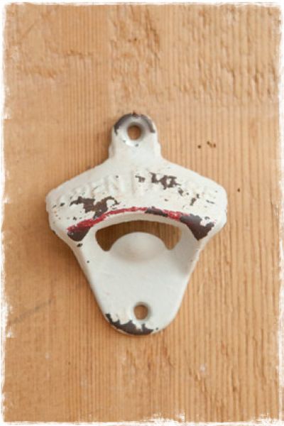 flesopener voor aan de muur brocante wit 'open here'