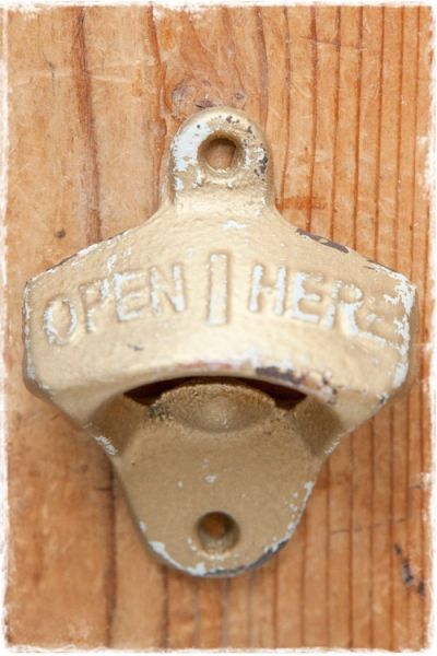 flesopener muur brocante goud open here