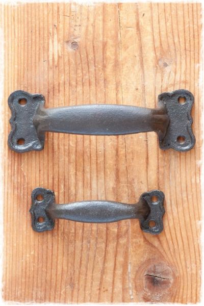 brocante handgrepen zwart gietijzer 14,5cm en 11cm