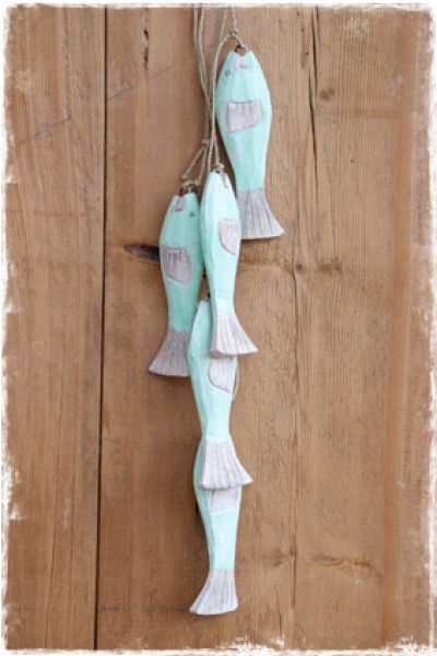mintgroene houten visjes aan touw