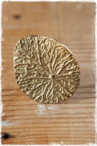 gouden knop voor deur of kast in vorm van blad