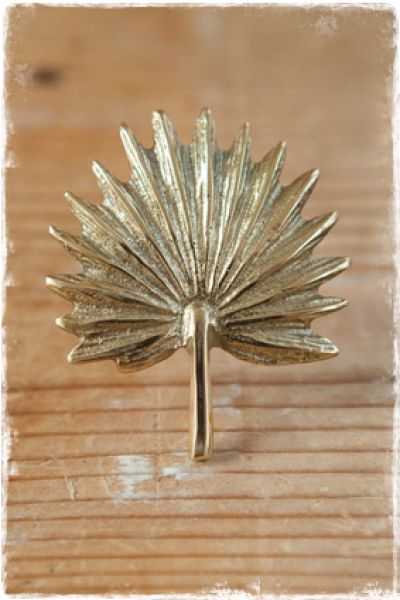 gouden knop in vorm van palmblad