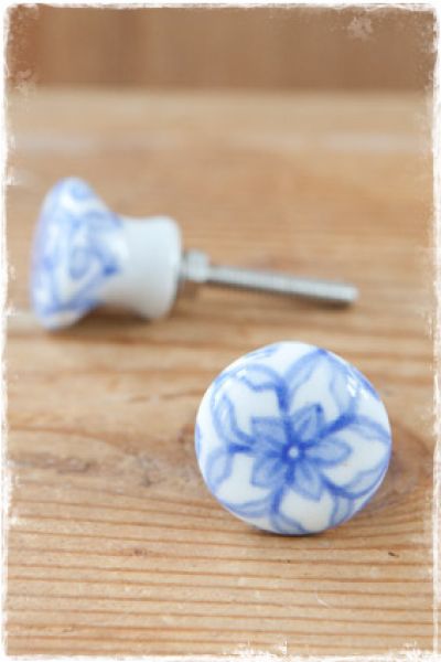 wit knopje met blauwe handgeschilderde bloem 25mm