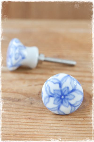 wit knopje met blauwe handgeschilderde bloem 25mm