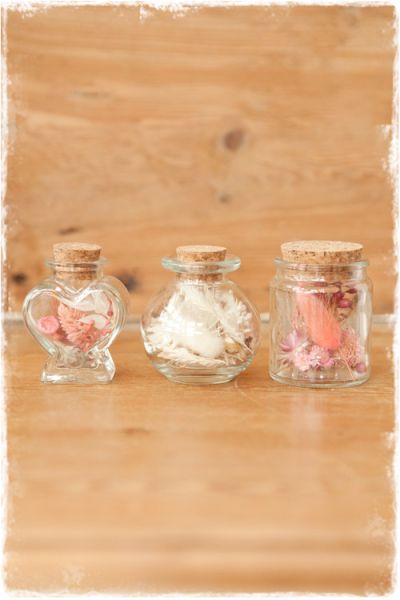 3 kleine flesjes met droogbloem wit zalm roze