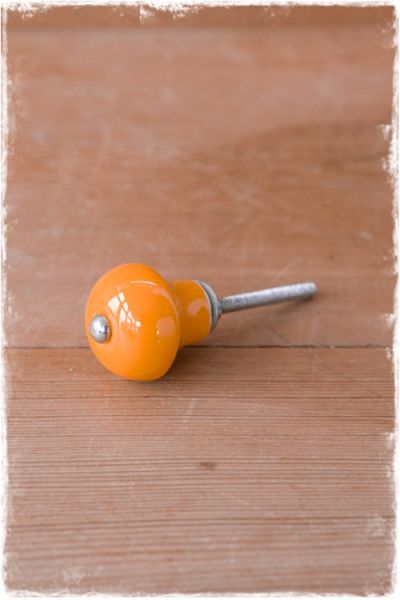 oranje ladeknopje porselein met zilveren schroef