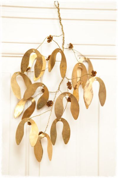 decoratieve maretak (mistletoe) van gouden blaadjes (metaal) en bruine kraaltjes