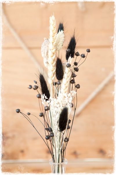 miniboeketje van zwart met wit gebleekte droogbloemen