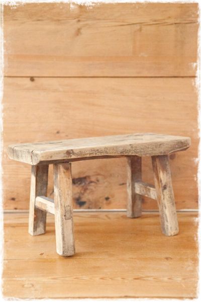 oud houten krukje van doorleefd hout (30x15x17cm)