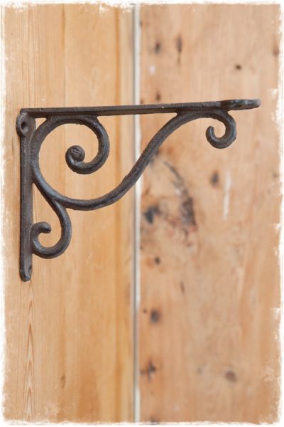plankdrager gietijzer bruin met schoof van krullen (18x13cm)