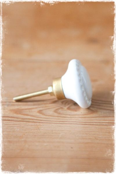 wit porseleinen deurknopje met stippelrand en gouden zetting (4cm)