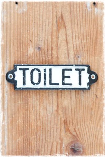 groot toiletbordje wit met zwarte tekst 