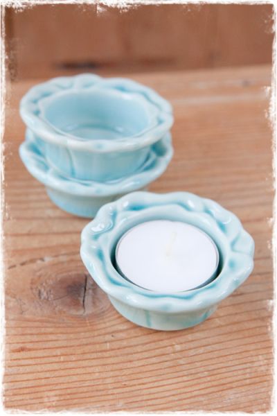 blauw waxinelichthoudertje van porselein met een schulprandje