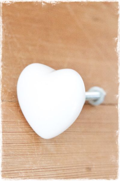 porseleinen knopje in de vorm van een wit hart