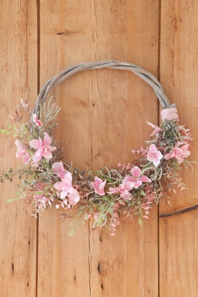 Zijden bloemen krans om ring van takken - roze & groen (30-35cm)