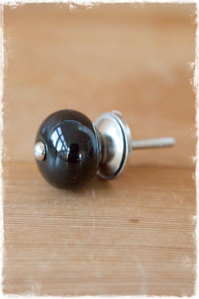 zwart porseleinen deurknopje met zilveren schroef en achterplaatje 30mm