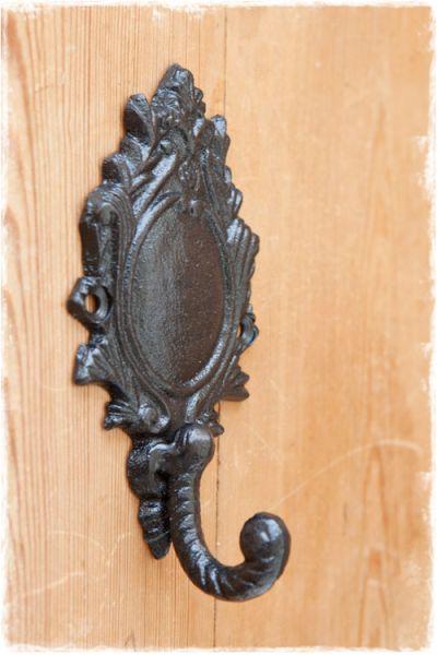 zwarte brocante kapstokhaak van gietijzer 15cm hoog